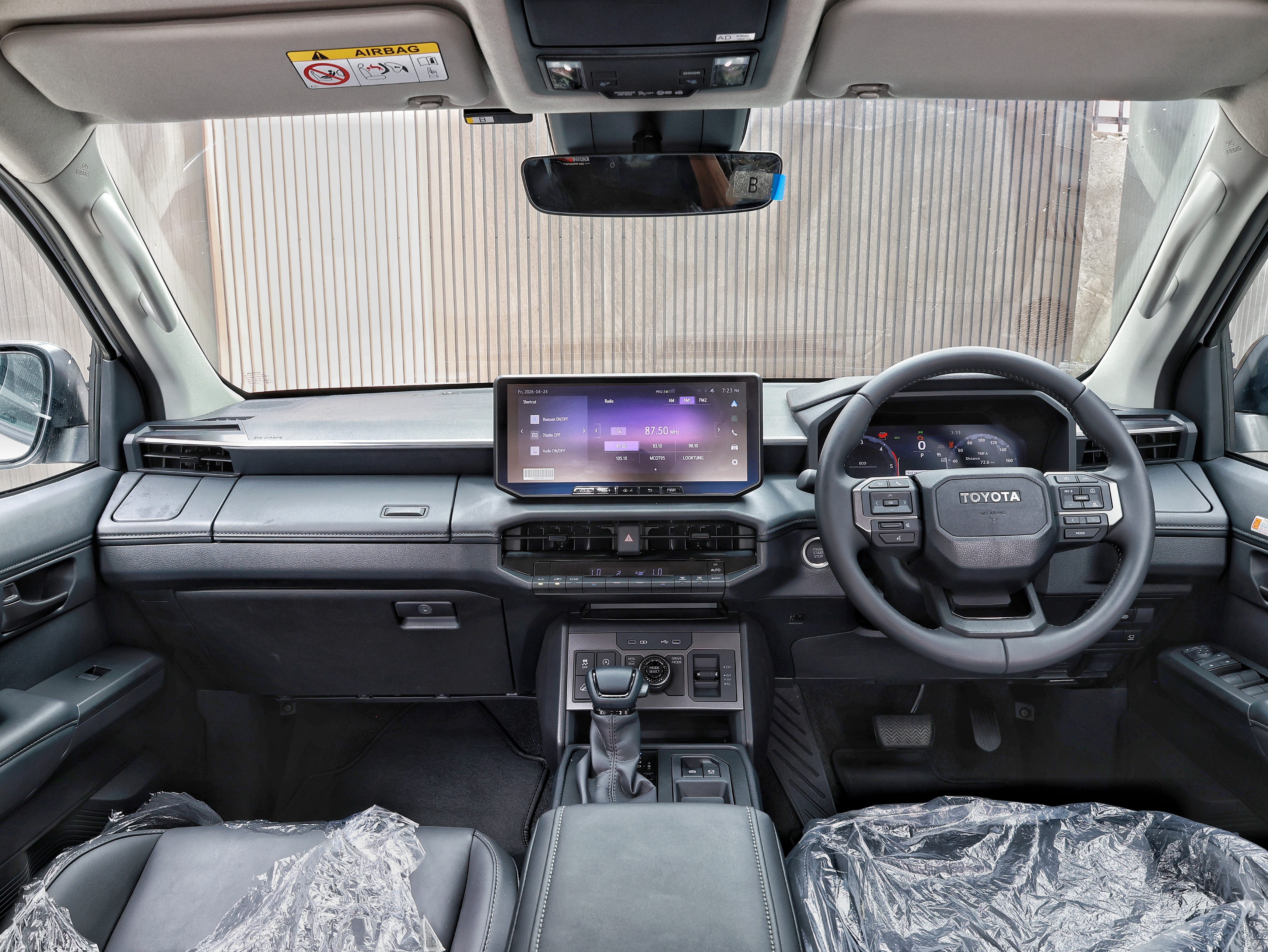2025 Toyota Hilux image-7