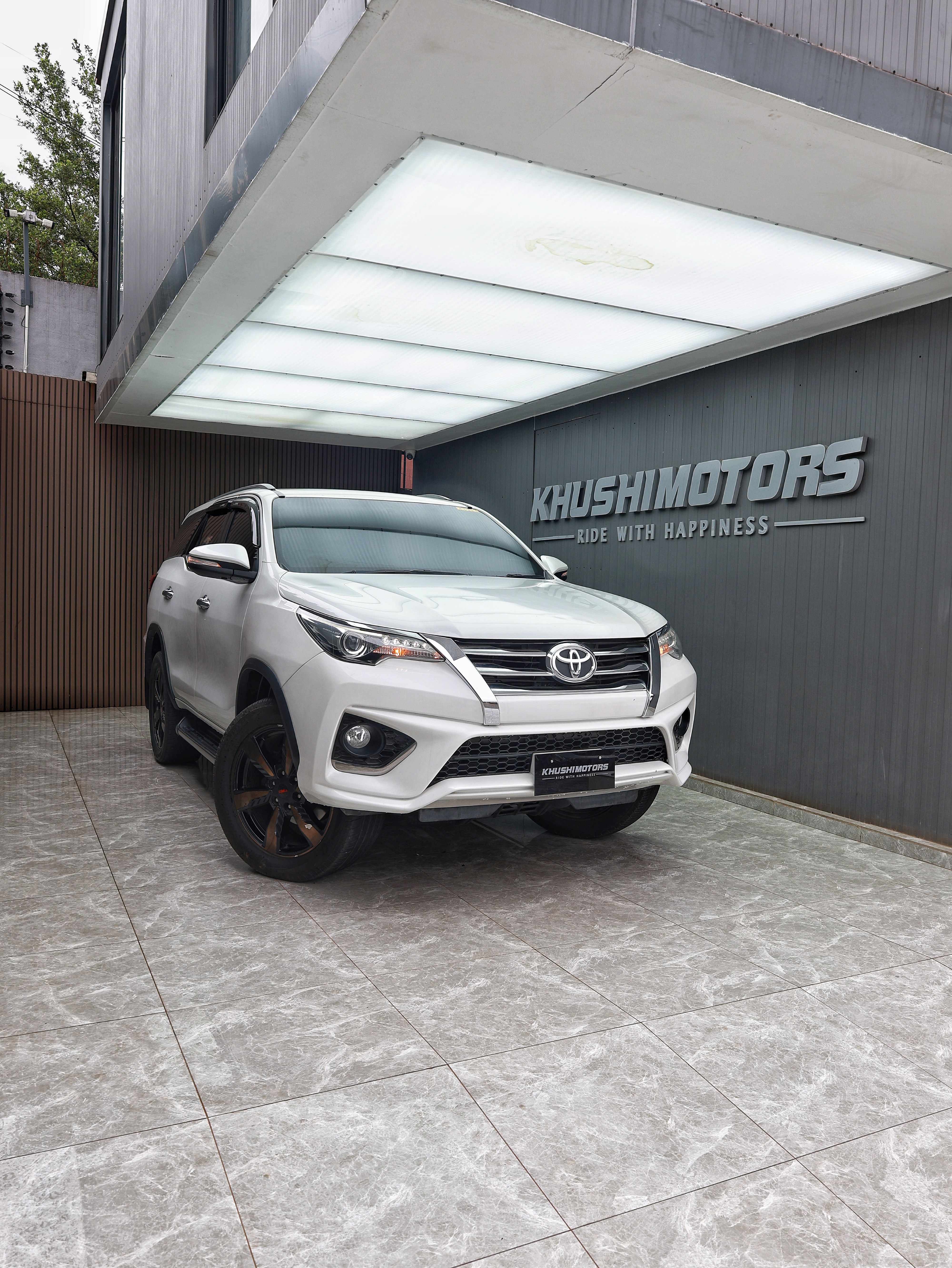 2017 Toyota Fortuner image-1