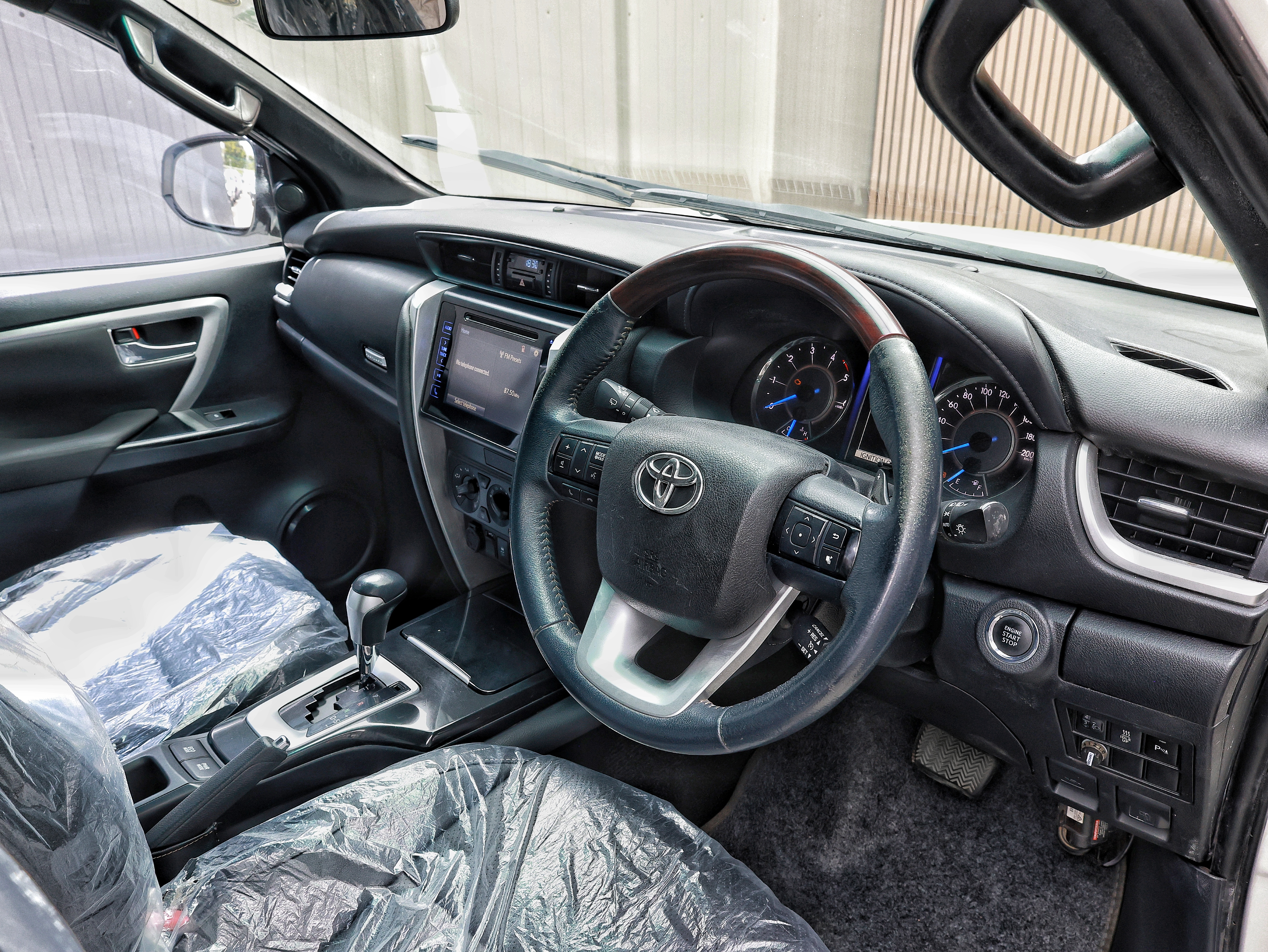 2015 Toyota Fortuner image-8