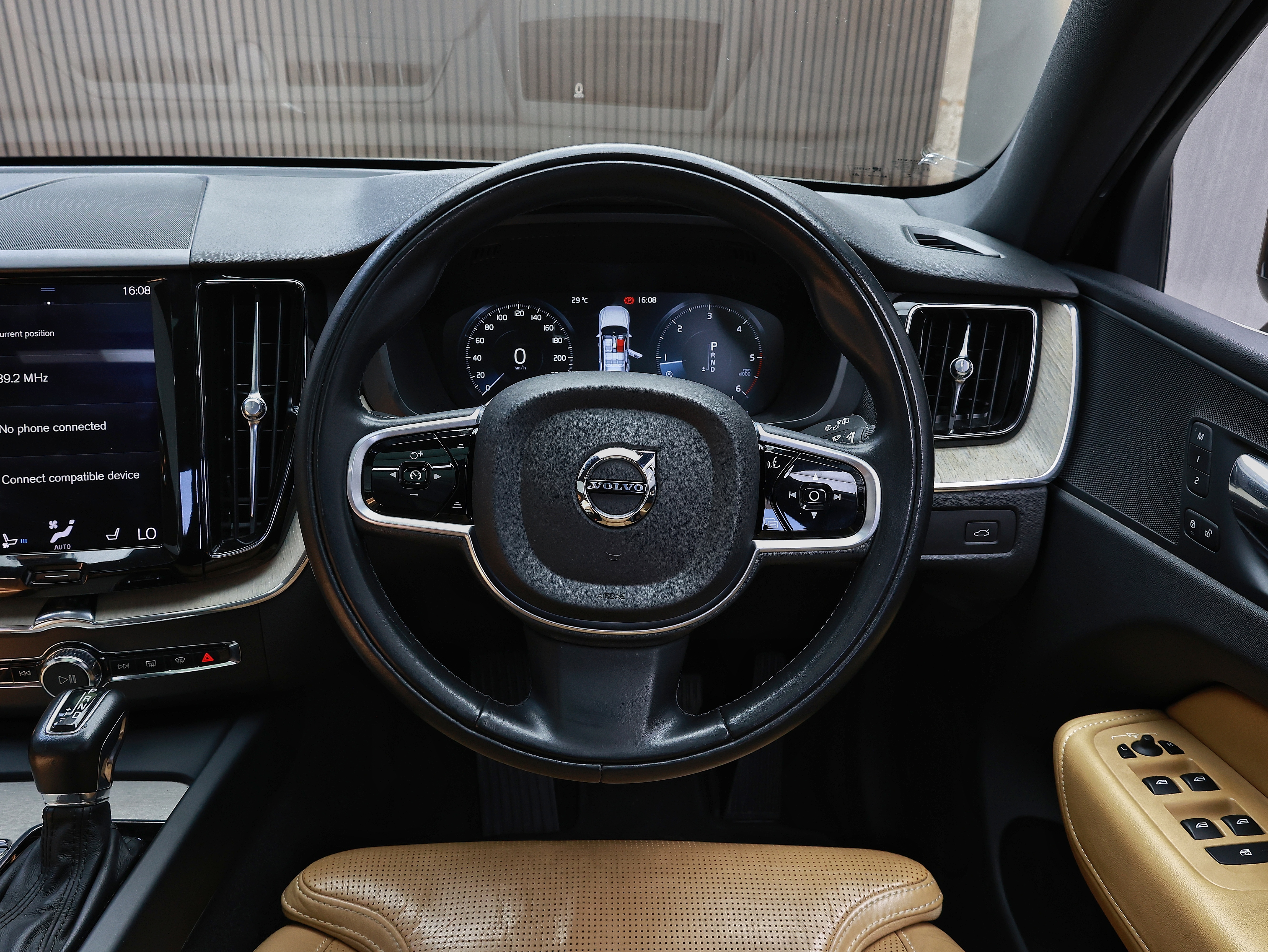 2018 Volvo XC60 D4 image-9