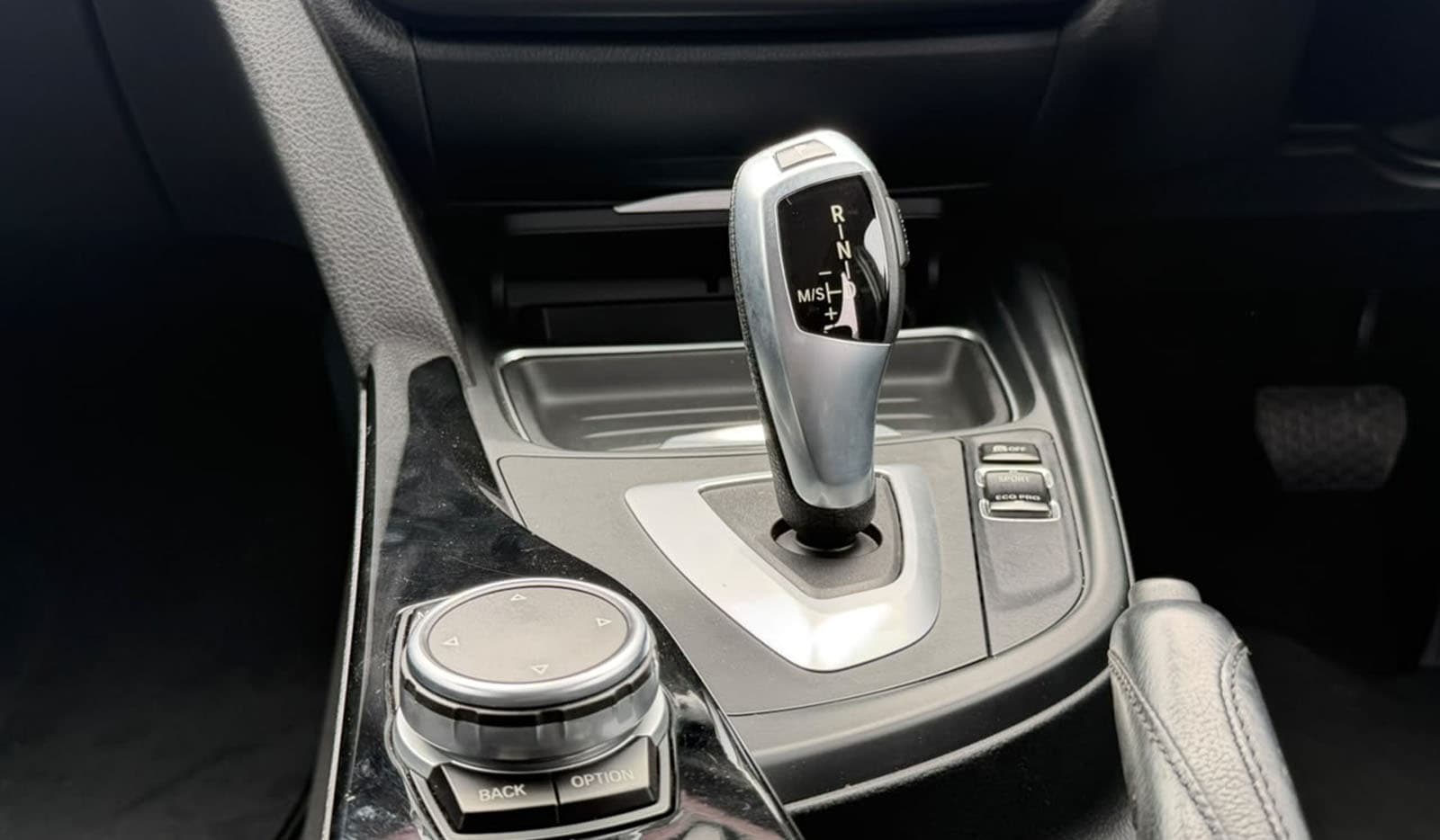 2015 Bmw 3 Series Sport 320D image-9