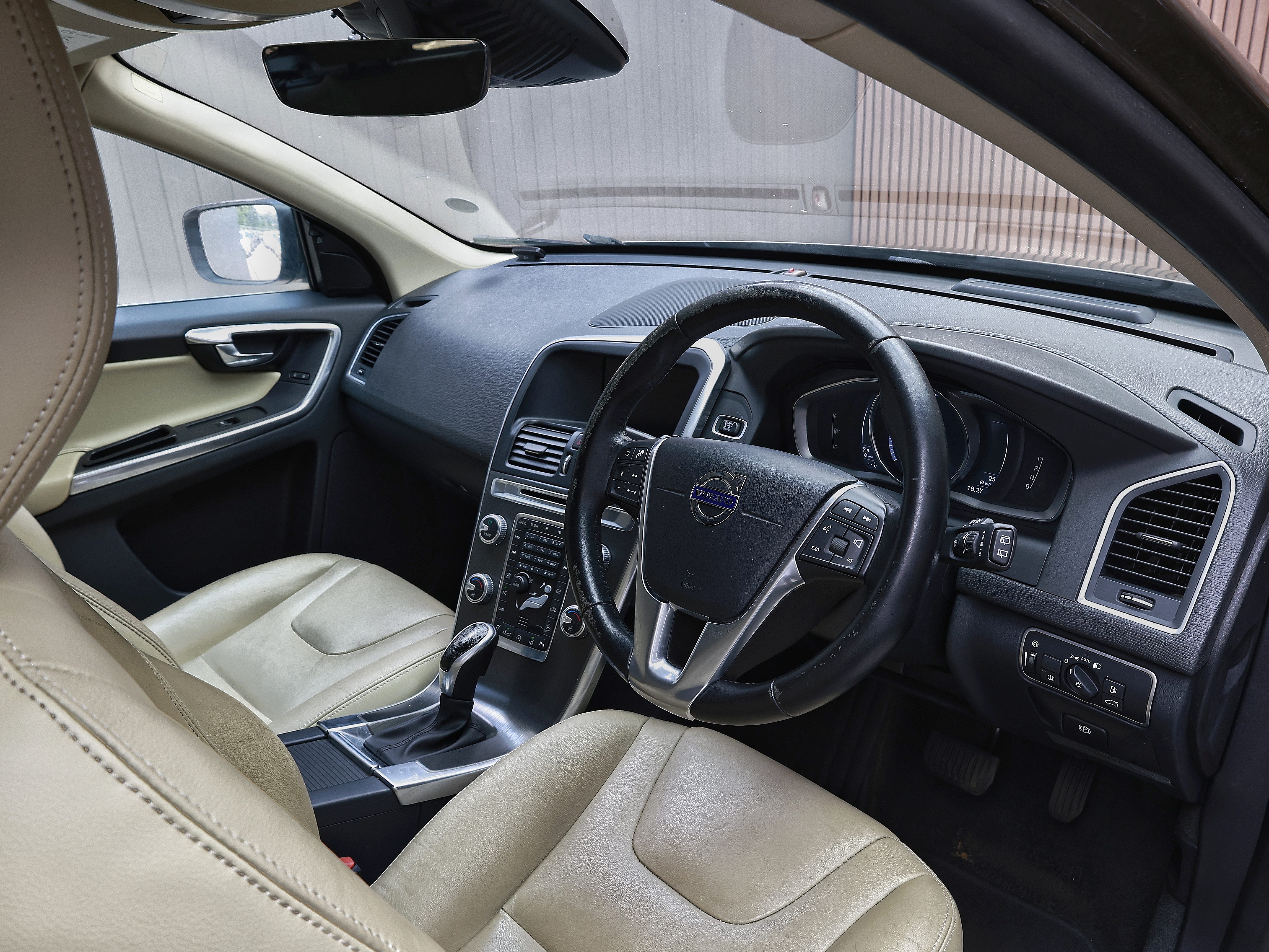 2018 Volvo XC60 D4 image-13