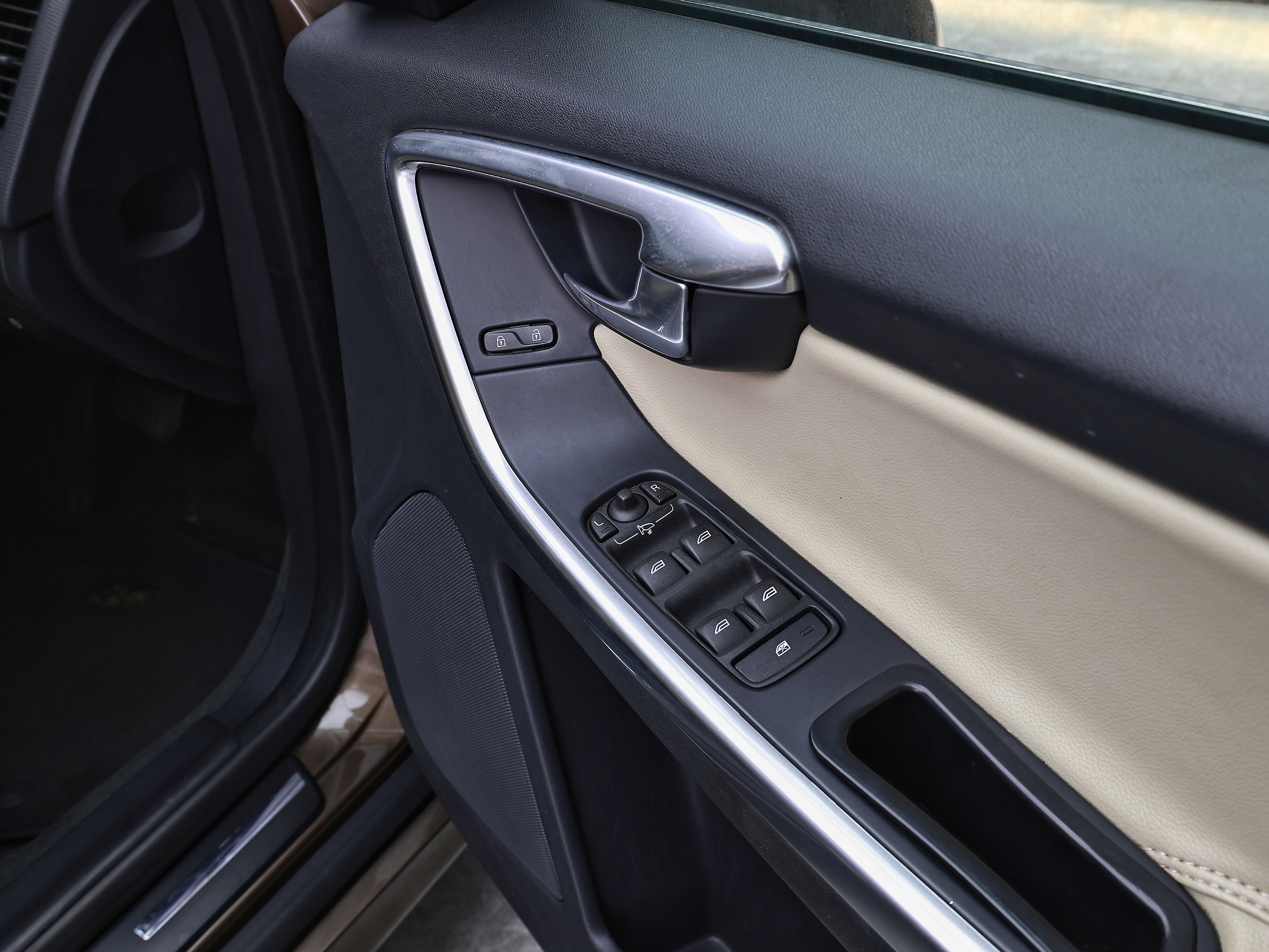 2016 Volvo XC60 SE 4WD T5 Awd image-11