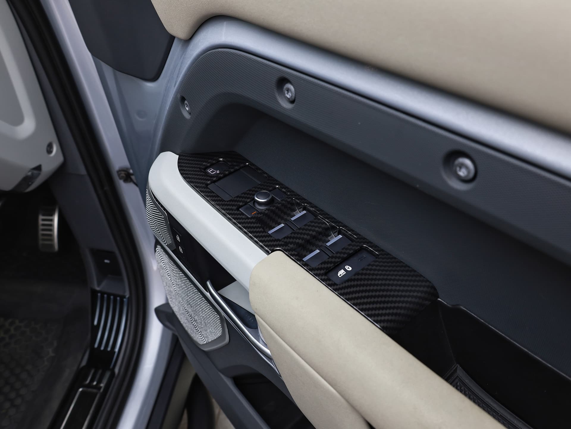 2021 Land Rover Defender image-10
