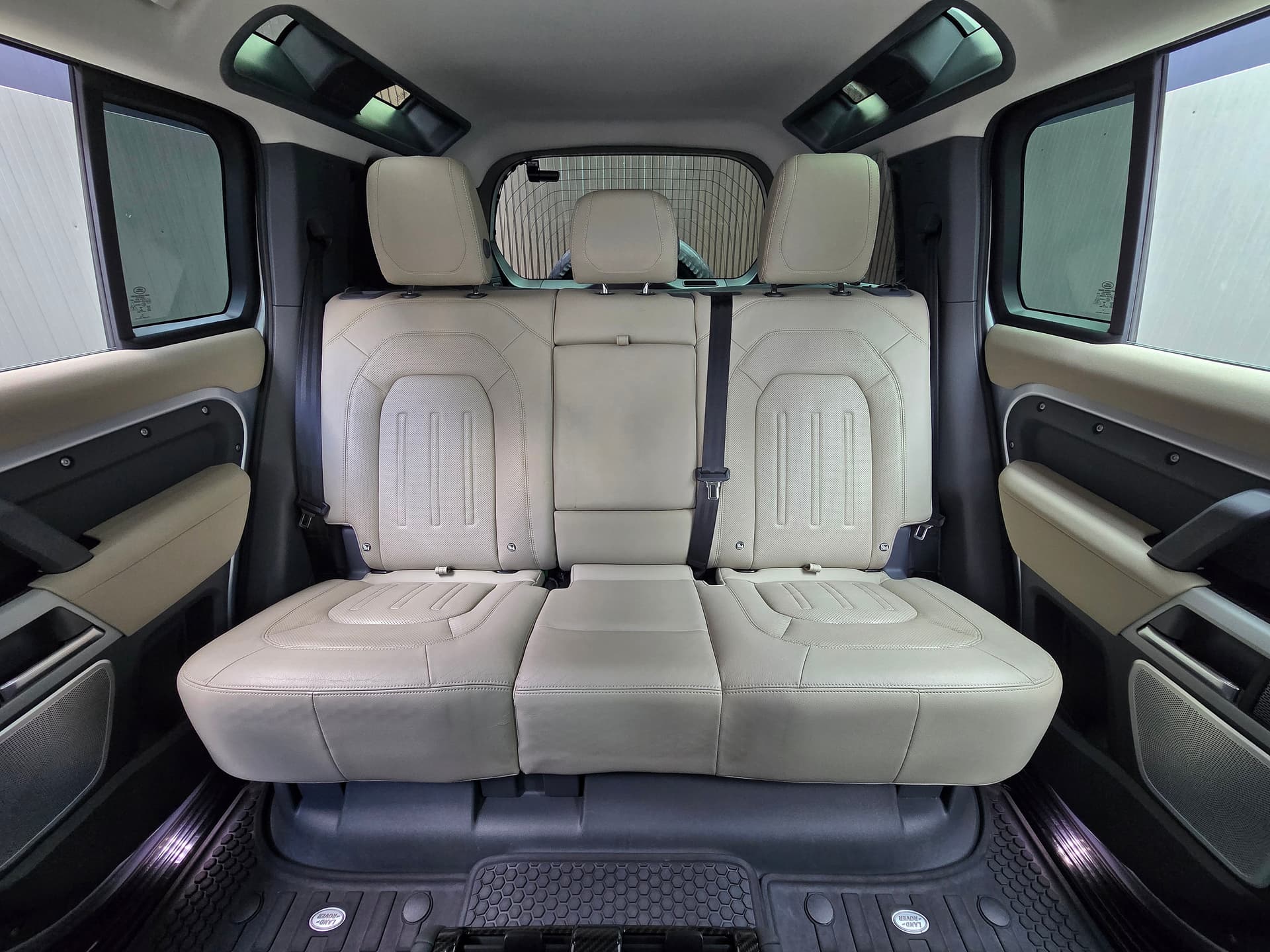 2021 Land Rover Defender image-14