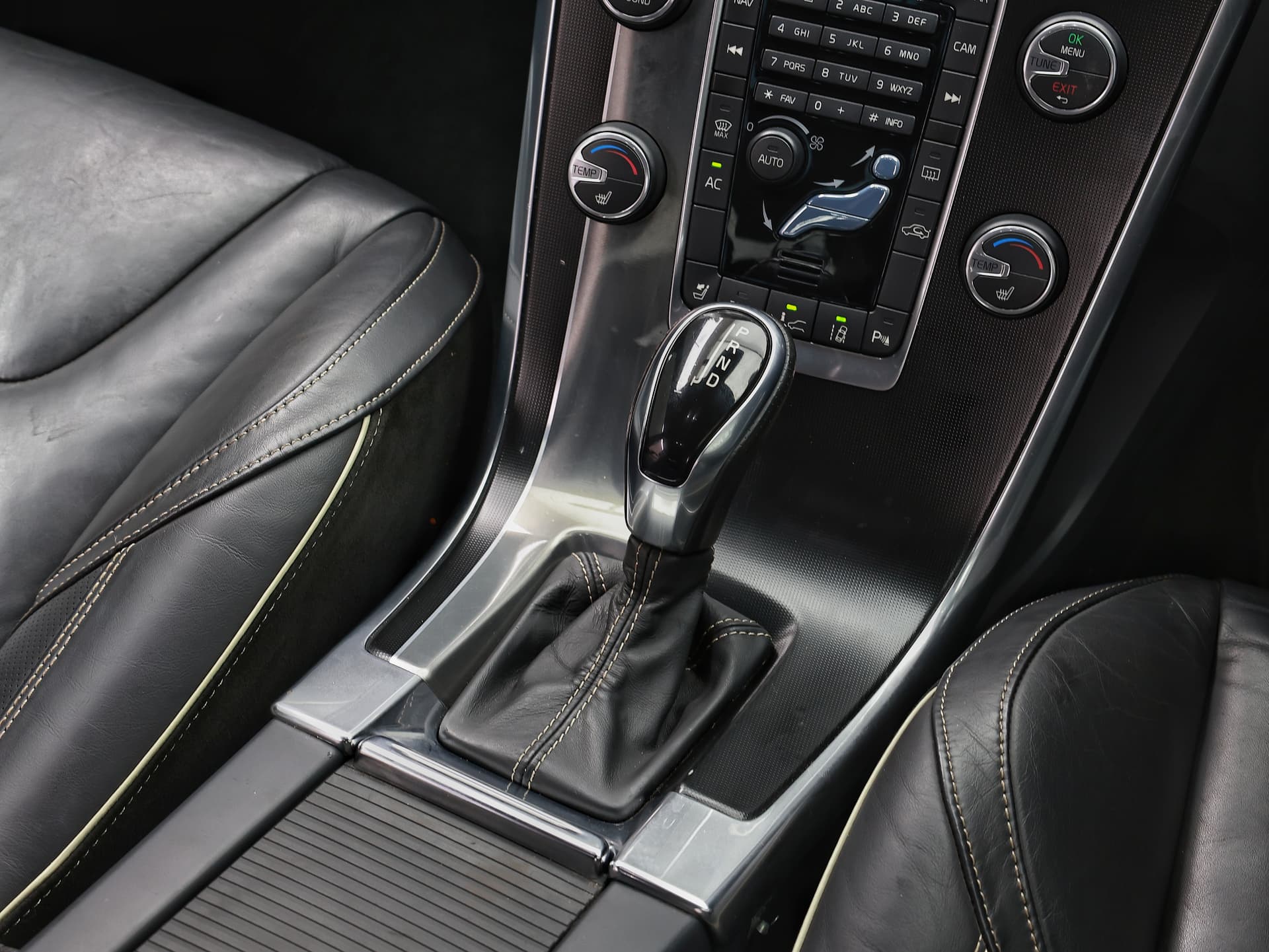 2013 Volvo XC60 T5 R-Design image-10