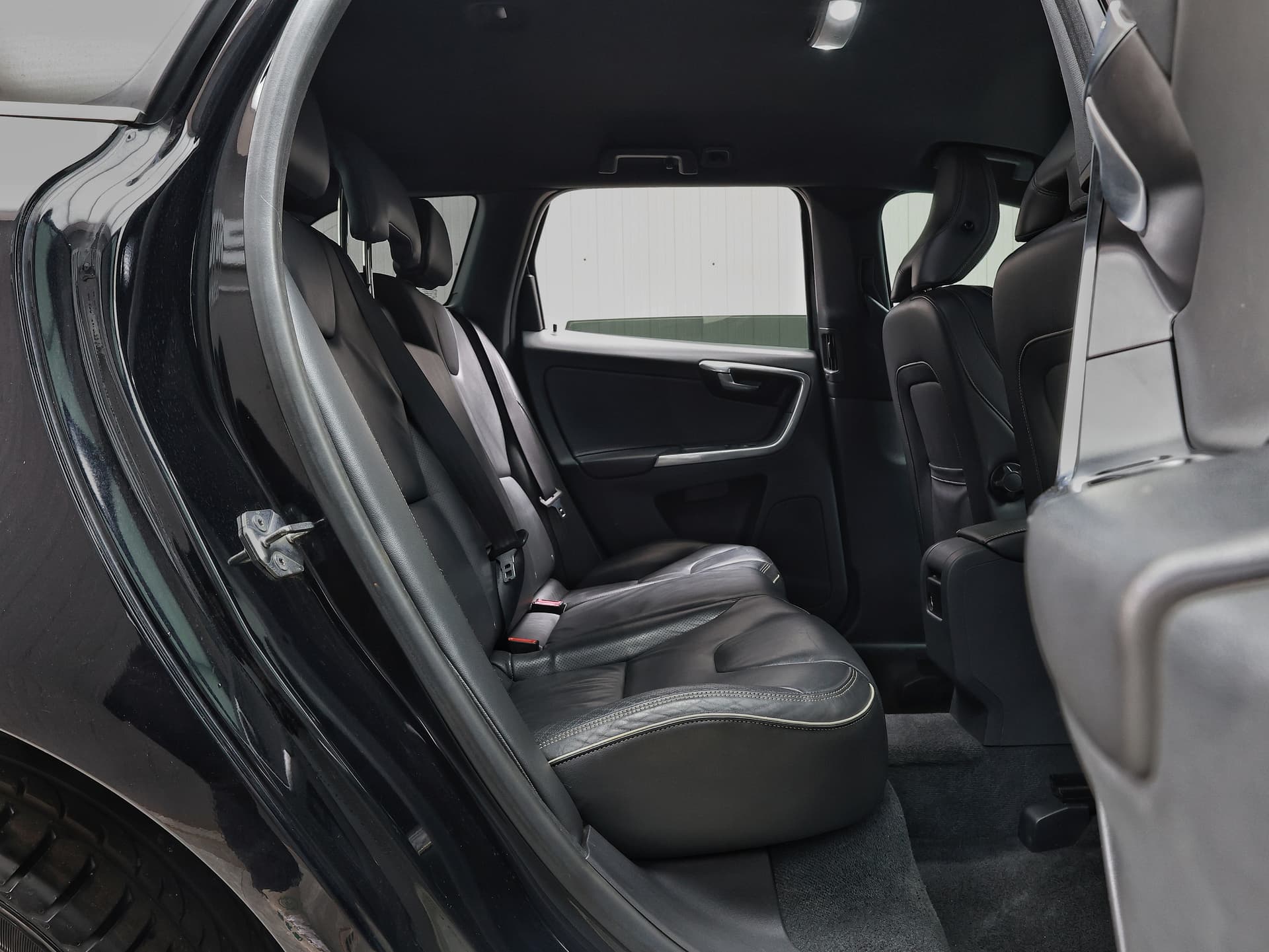 2013 Volvo XC60 T5 R-Design image-13