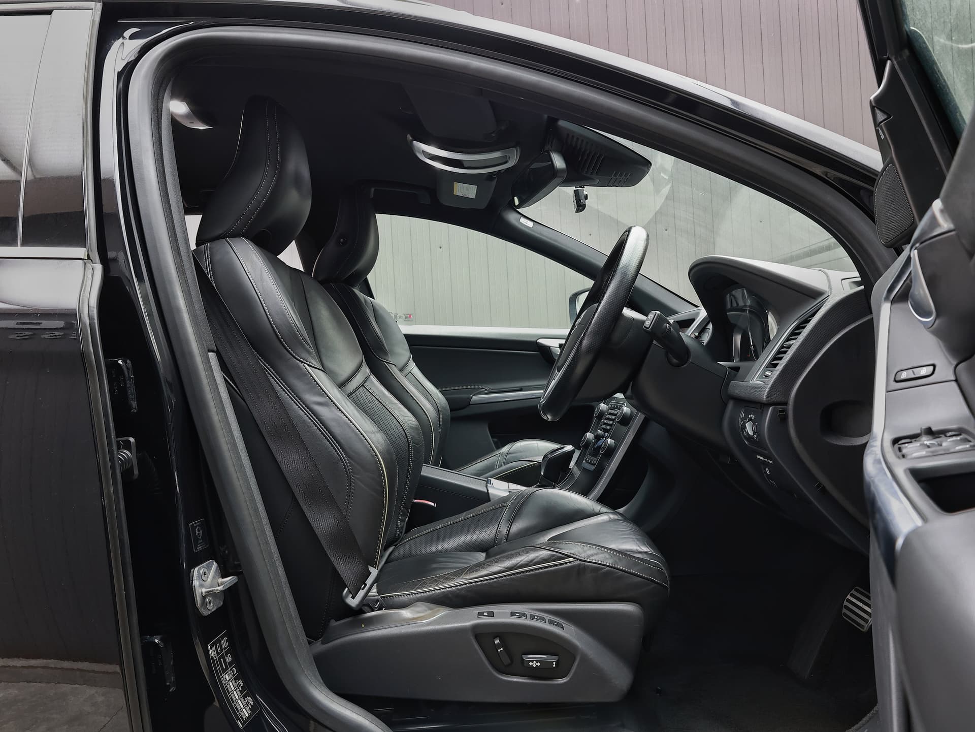 2013 Volvo XC60 T5 R-Design image-7
