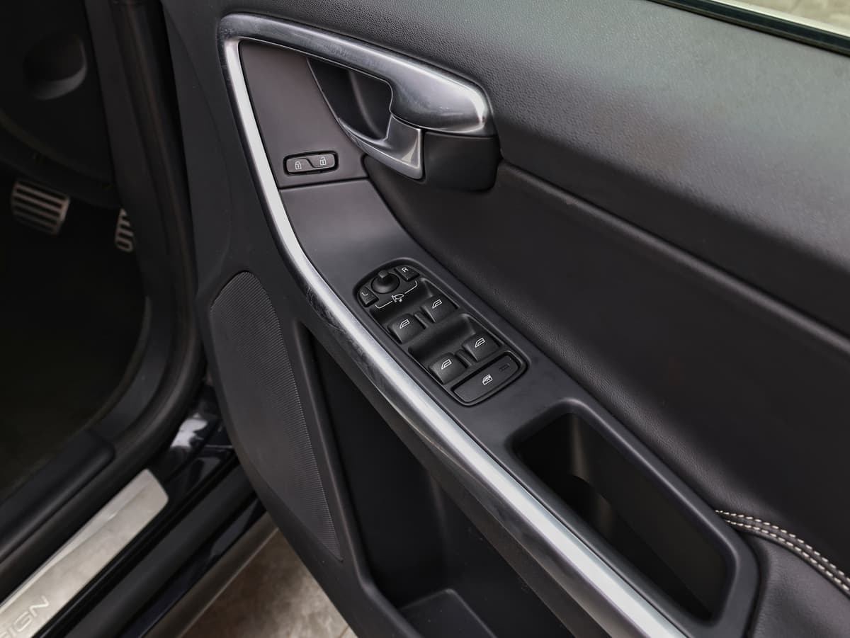 2013 Volvo XC60 T5 R-Design image-12