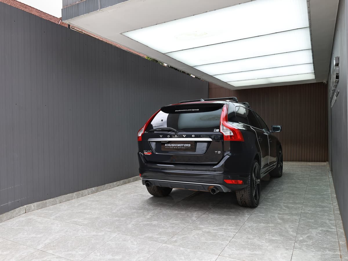 2013 Volvo XC60 T5 R-Design image-4