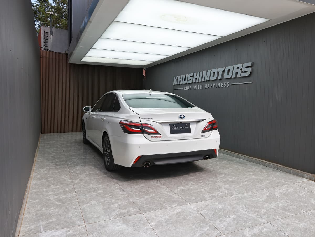 2018 Toyota Crown image-4