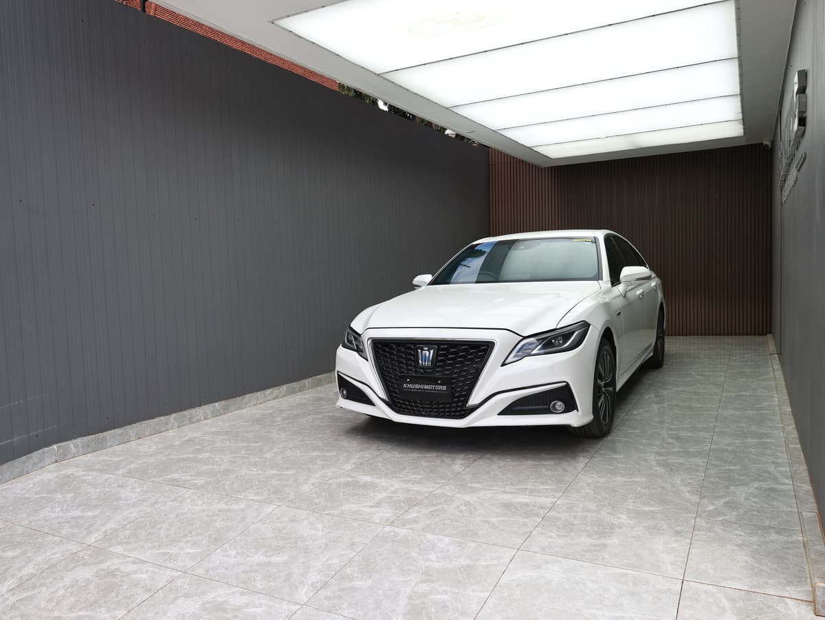 2018 Toyota Crown image-3