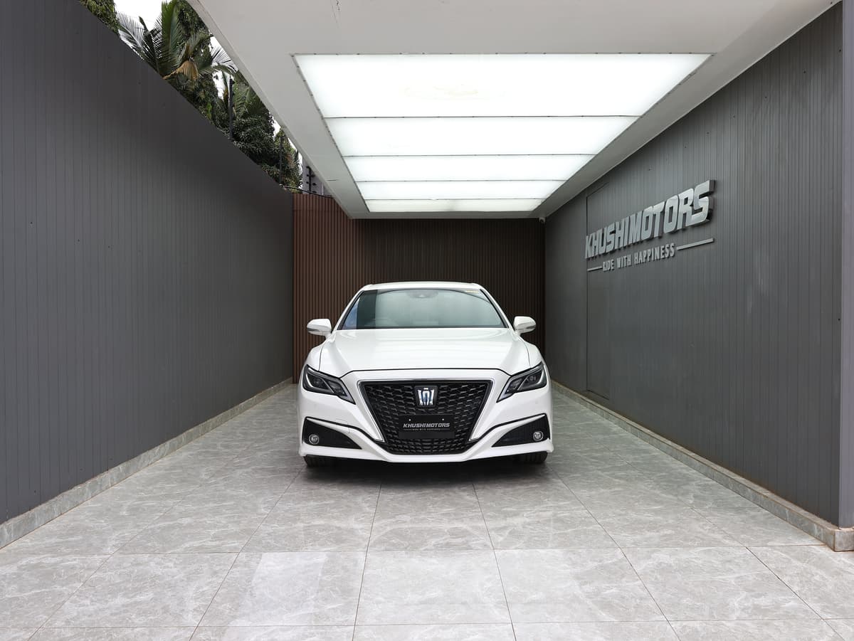 2018 Toyota Crown image-2