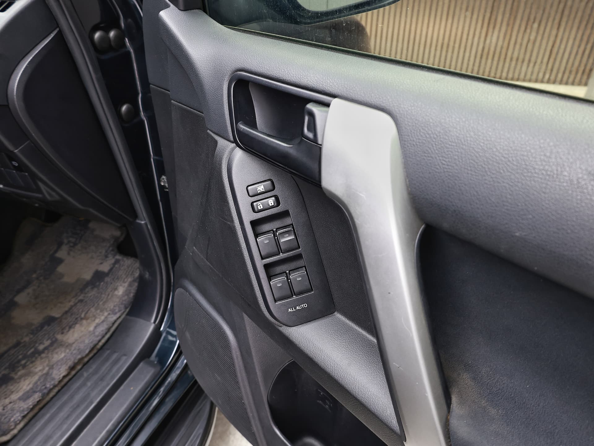 2017 Toyota Land Cruiser Prado TX image-11
