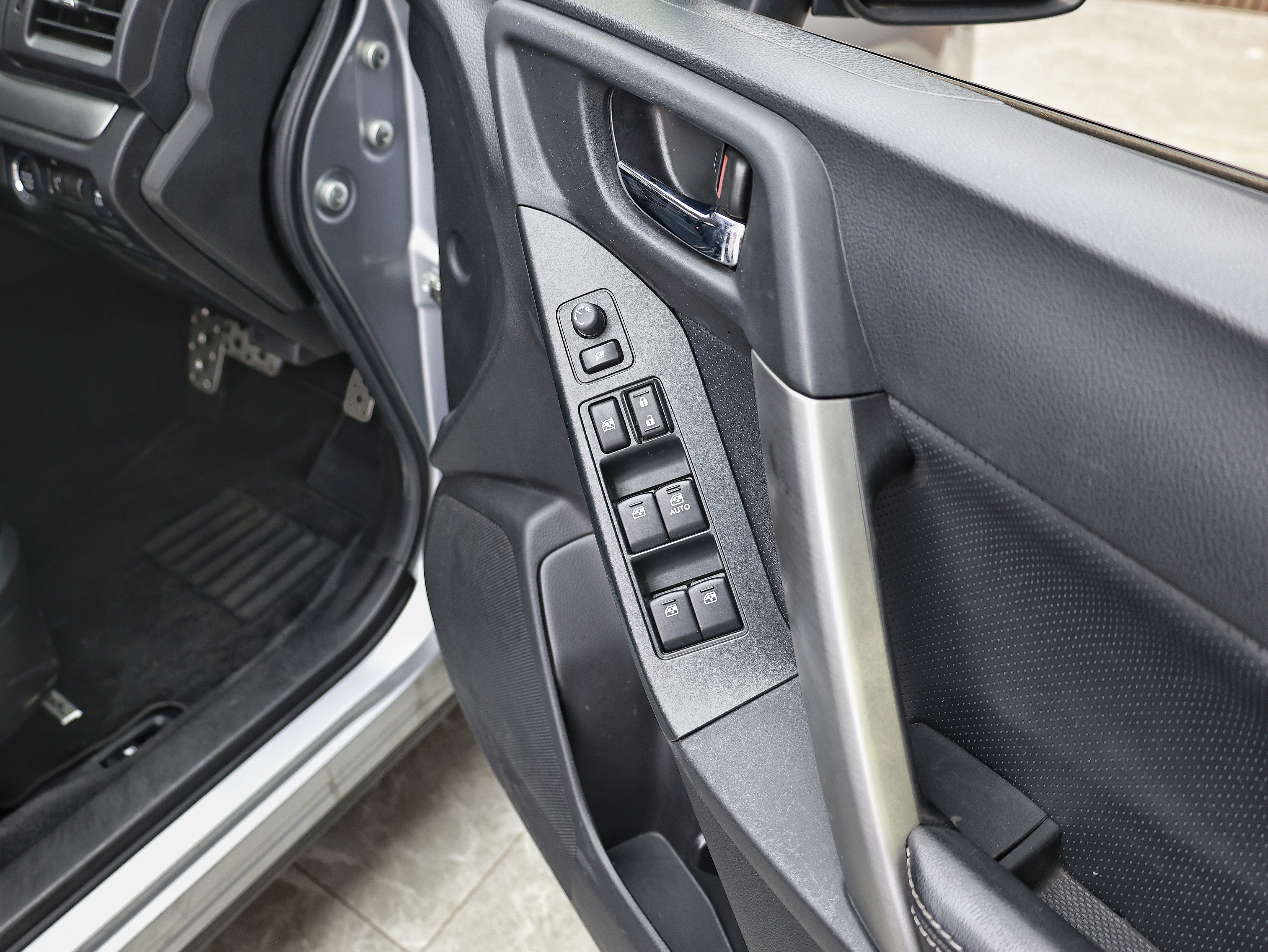 2013 Subaru Forester 2.0XT EYESIGHT image-10