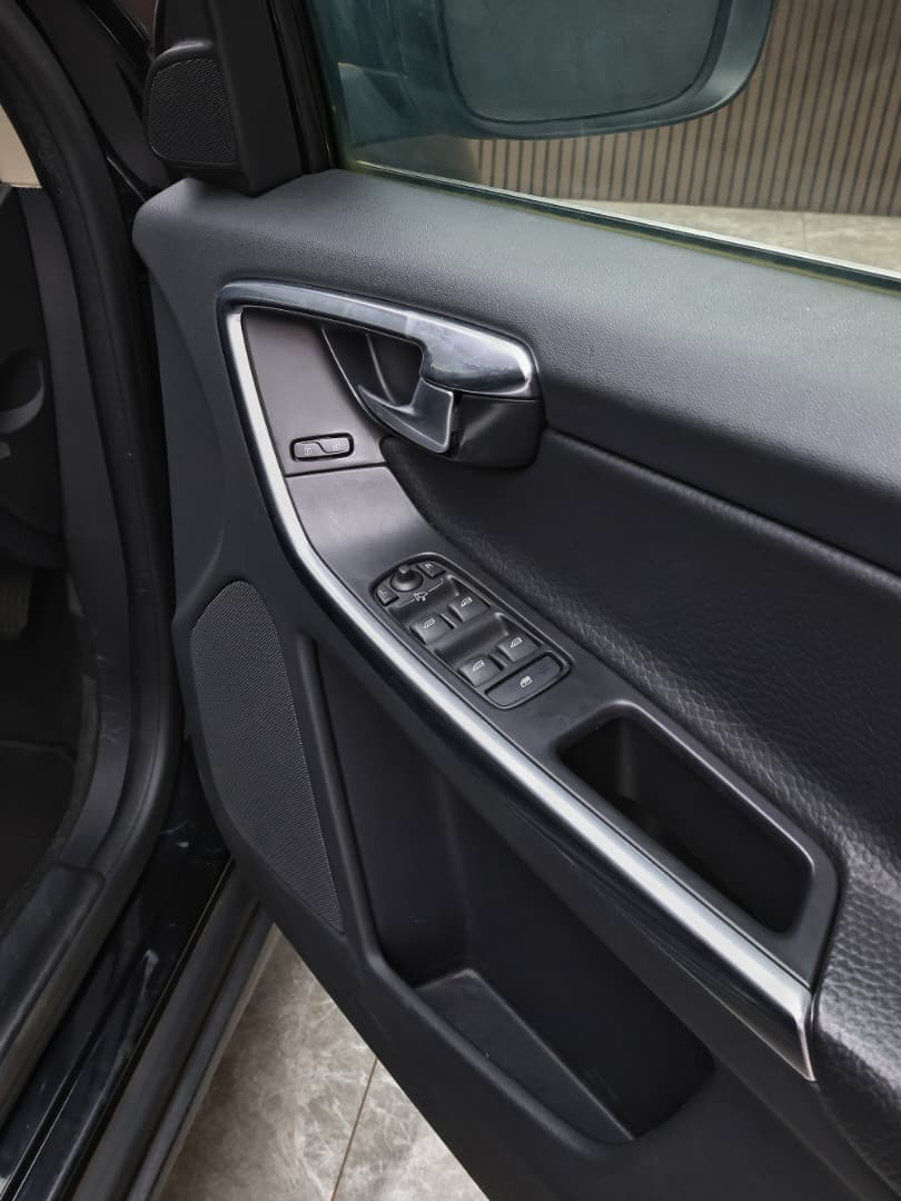 2012 Volvo XC60 T5 LE image-11