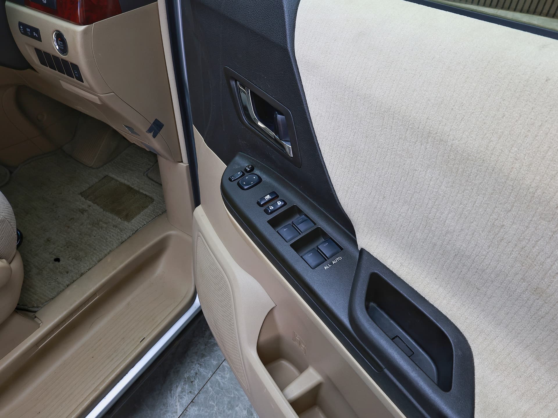 2010 Toyota Alphard 240X image-13