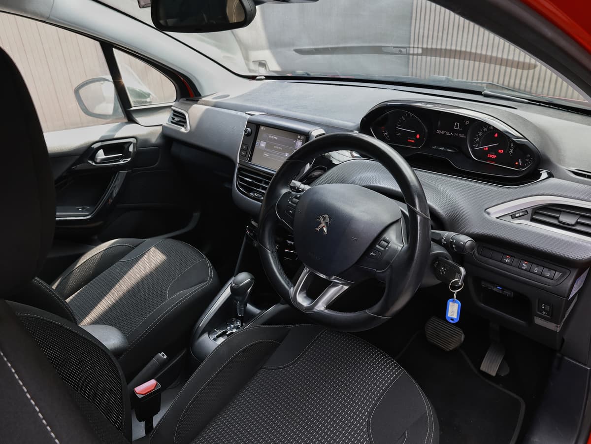 2016 Peugeot 208 Allure image-11