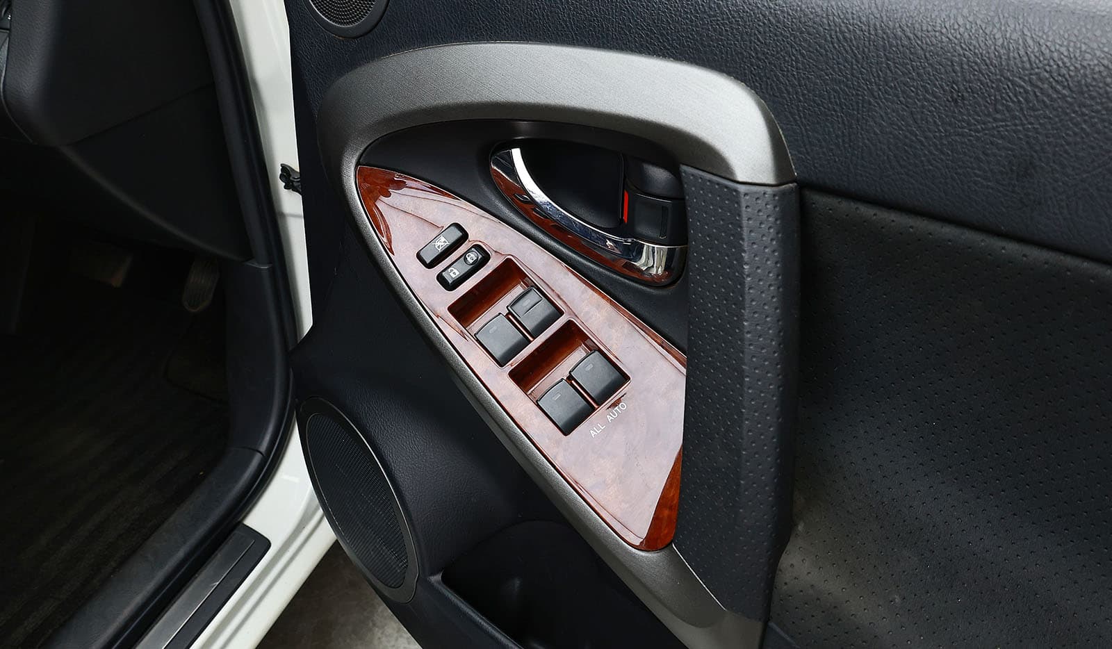 2012 Toyota Vanguard image-11