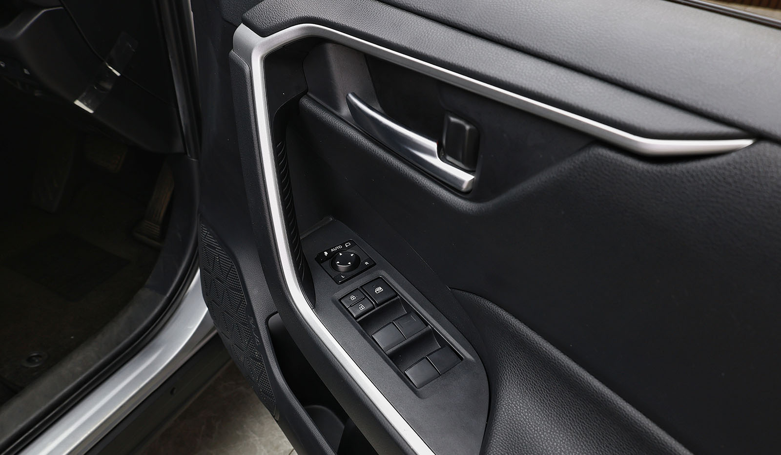 2020 Toyota RAV-4 image-9