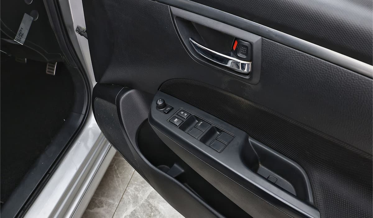 2012 Suzuki Swift Sport image-10