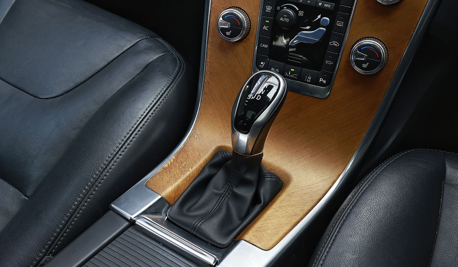 2017 Volvo XC60 D4 CLASSIC image-9