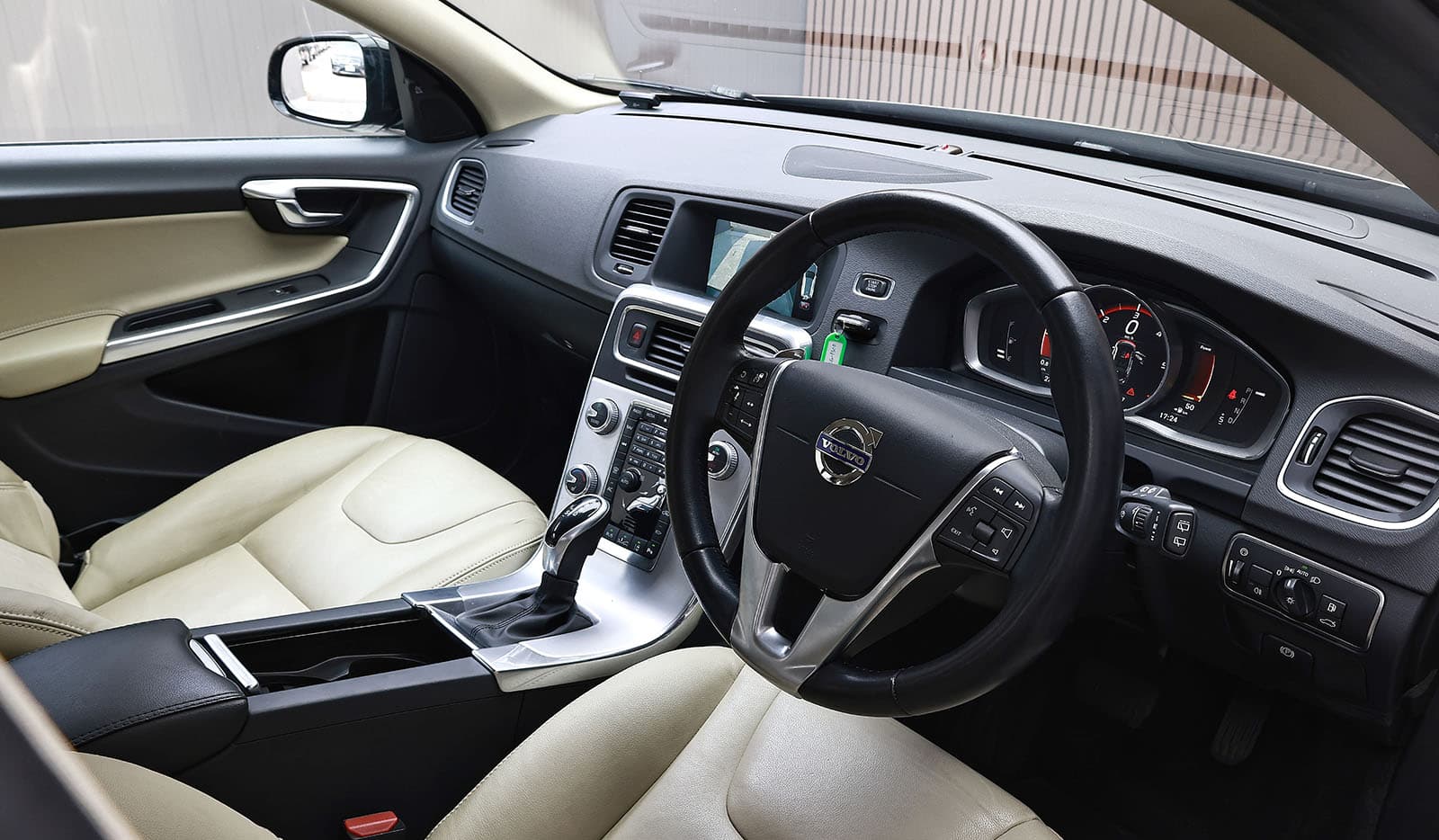 2017 Volvo V60 Cross Country D4 SE image-7