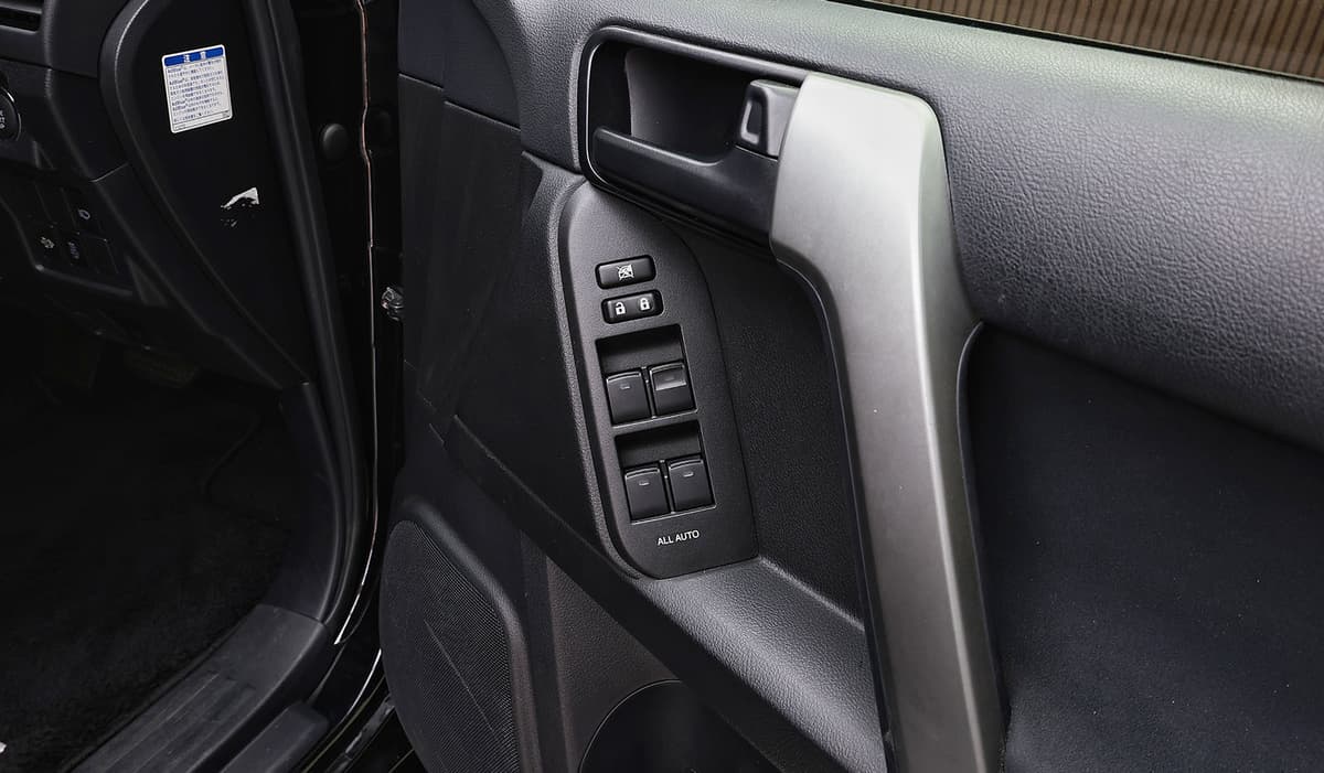 2017 Toyota Land Cruiser Prado TX image-11
