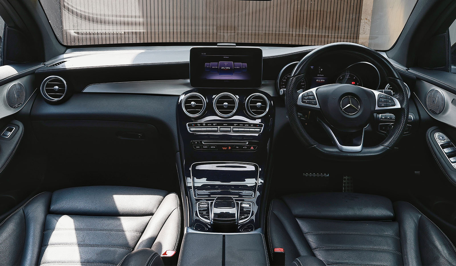 2017 Mercedes-Benz Glc 220d 4MATIC Coupe Sports image-9