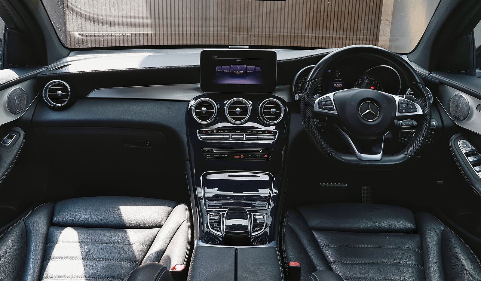 2017 Mercedes-Benz Glc 220d 4MATIC Coupe Sports image-9
