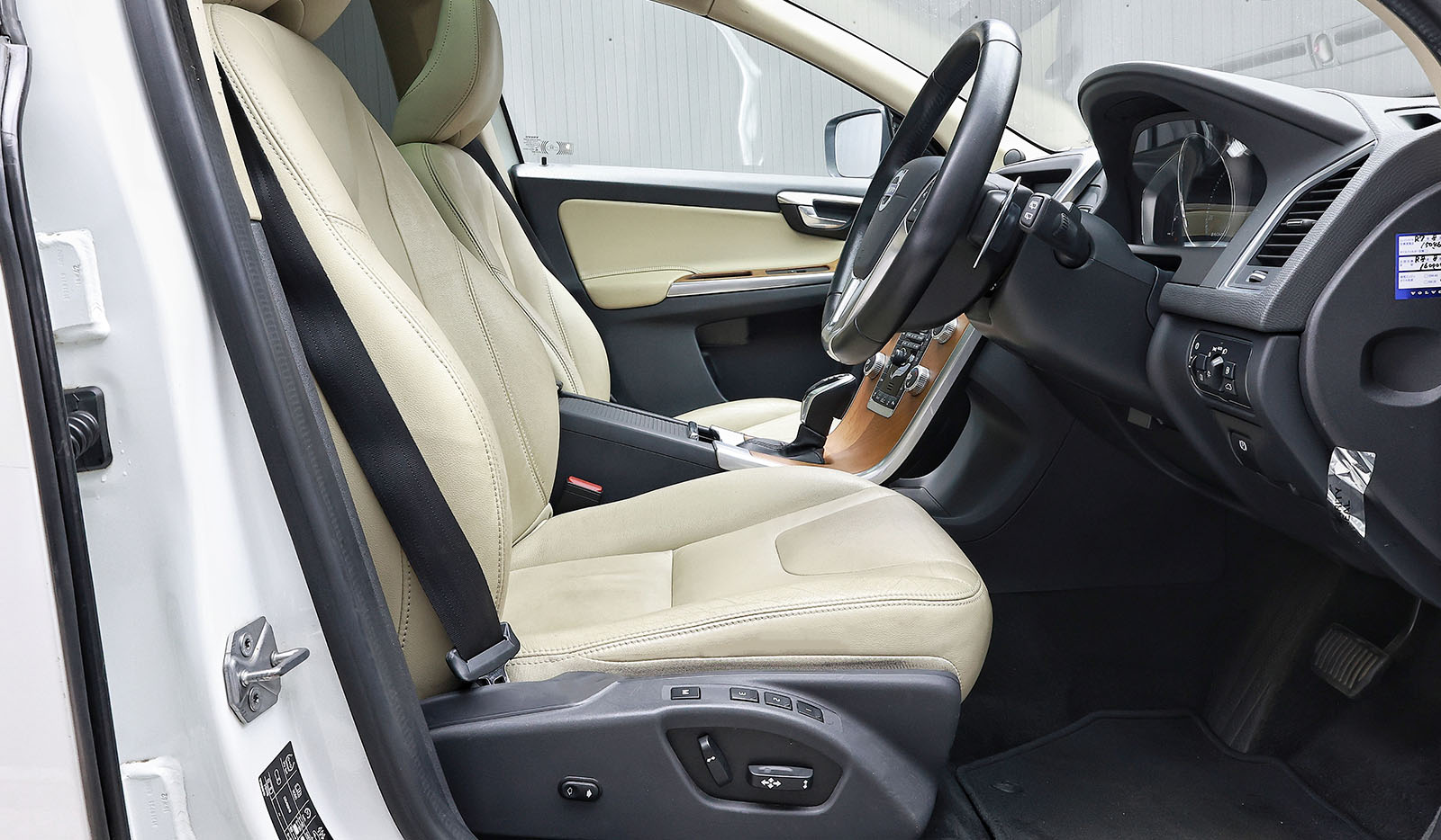 2017 Volvo XC60 D4 Clasic image-7