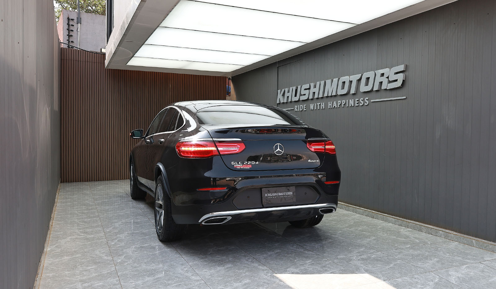 2017 Mercedes-Benz Glc 220d 4MATIC Coupe Sports image-6