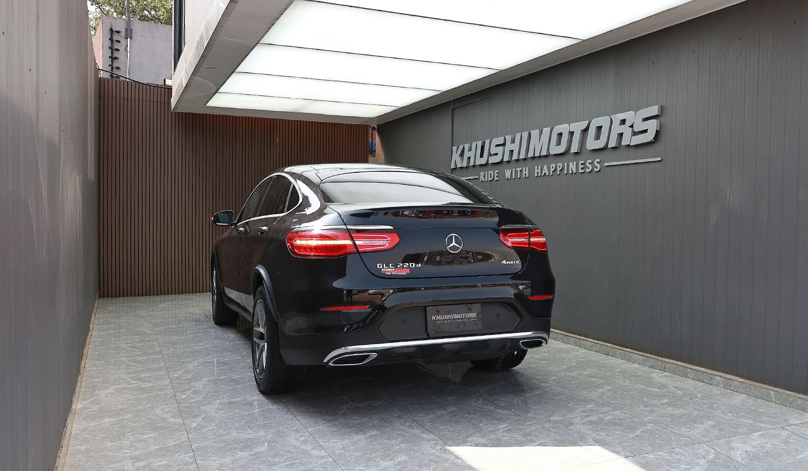 2017 Mercedes-Benz Glc 220d 4MATIC Coupe Sports image-6