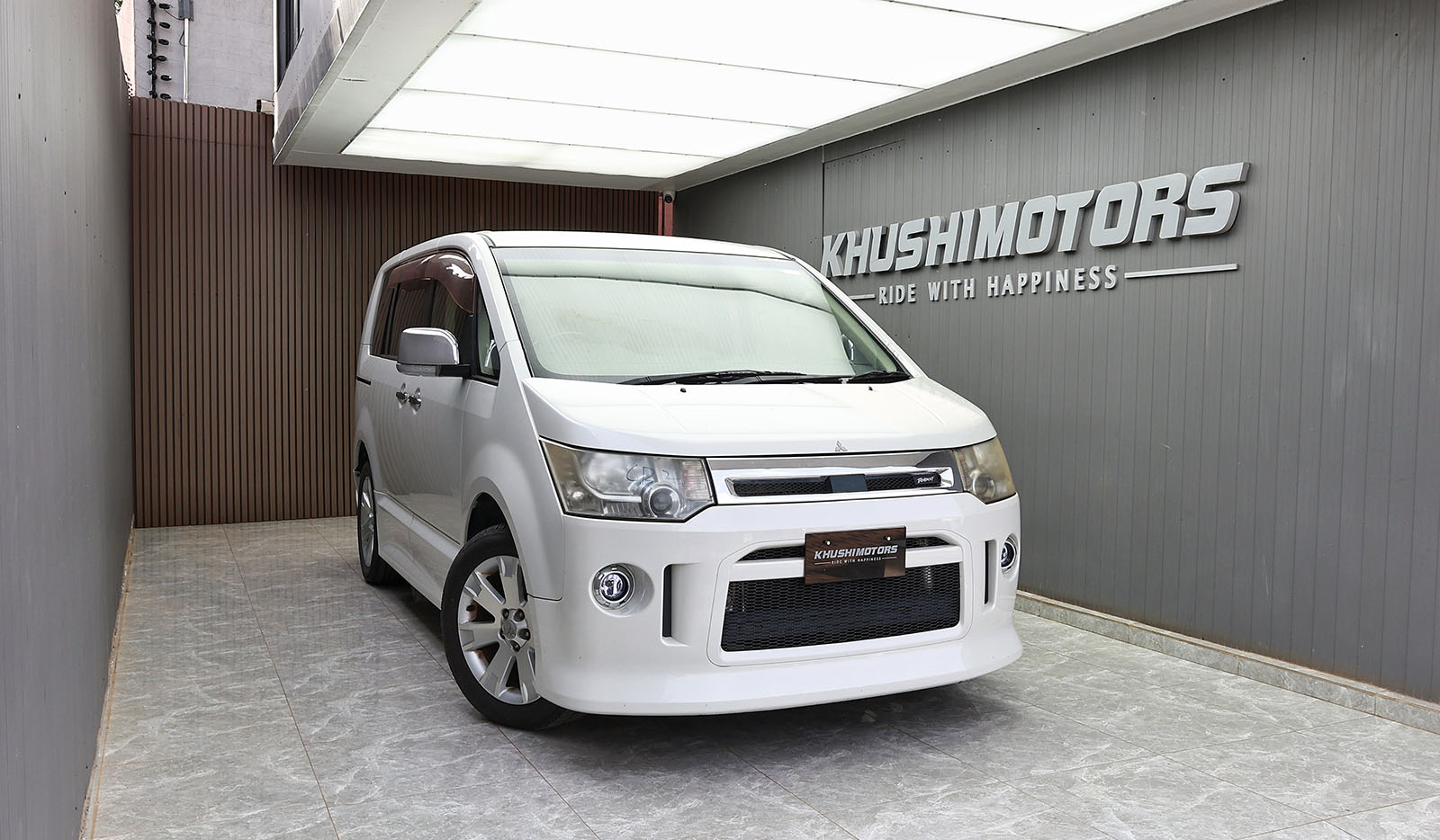 2013 Mitsubishi DelicaD5 Roadest P package image-1