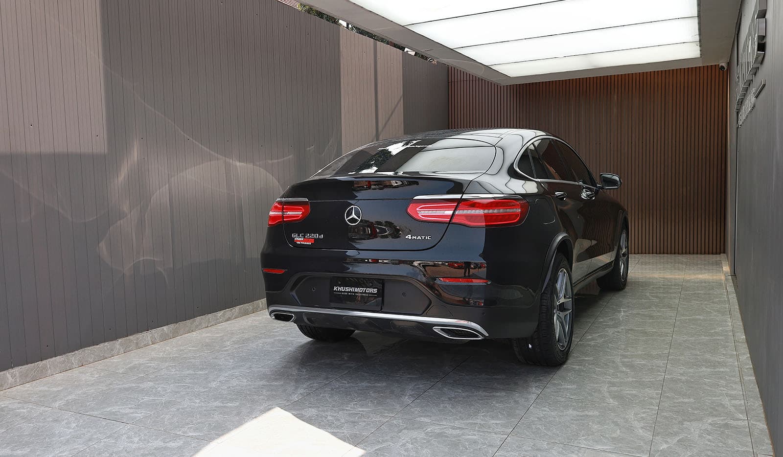 2017 Mercedes-Benz Glc 220d 4MATIC Coupe Sports image-4