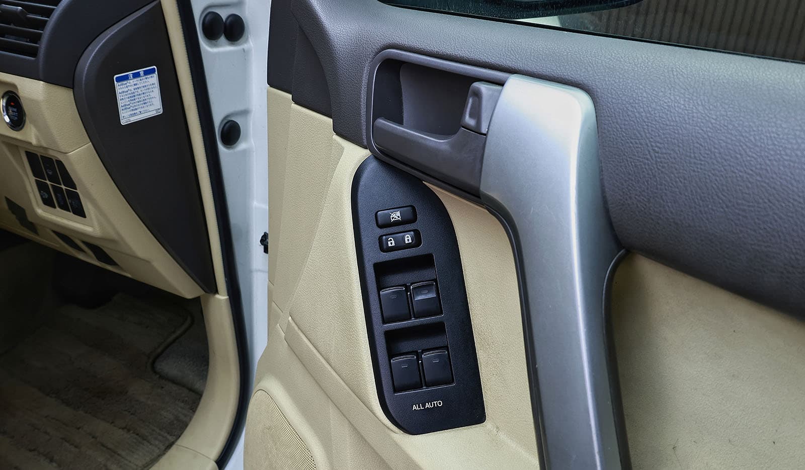 2016 Toyota Land Cruiser Prado TX image-11