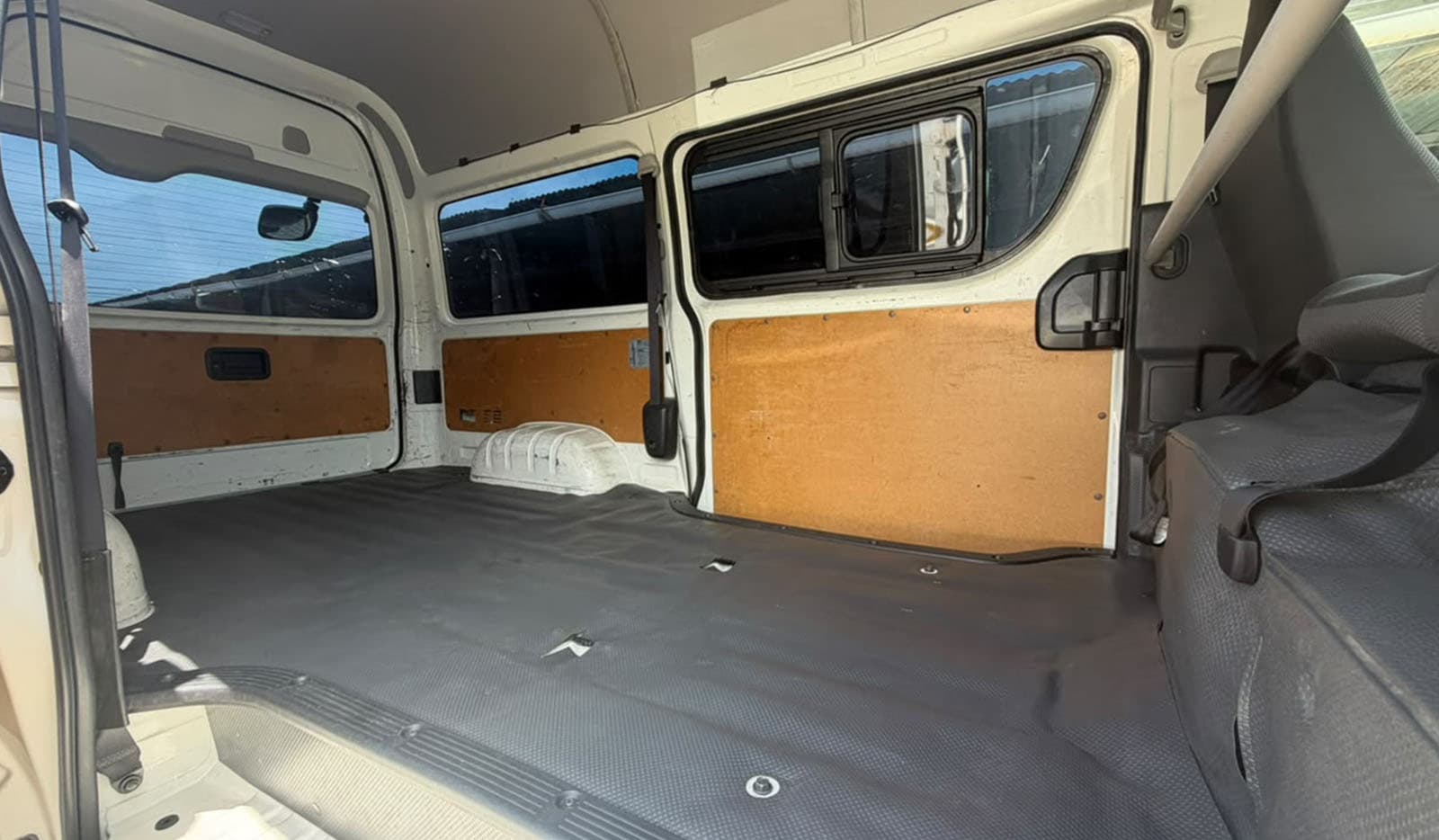 2019 Toyota Hiace DX image-11
