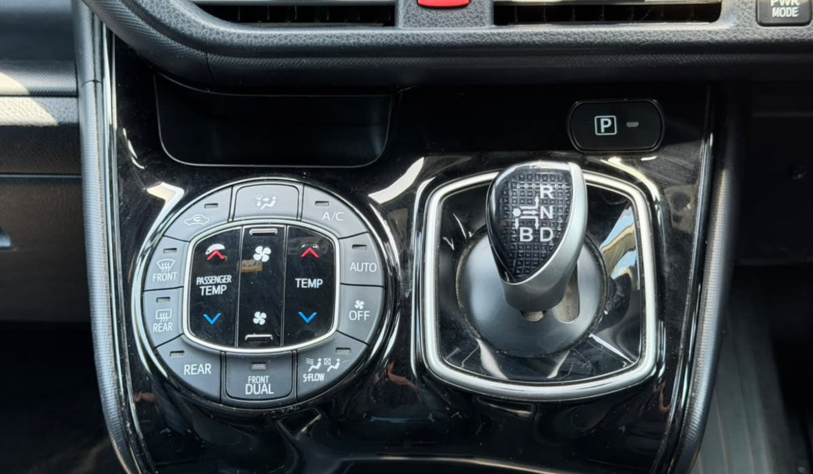 2019 Toyota Voxy HYBRID ZS image-9