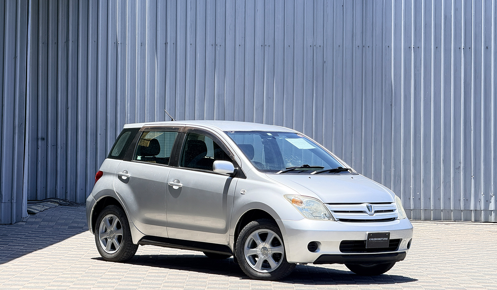 2002 Toyota IST 1.5F image-1