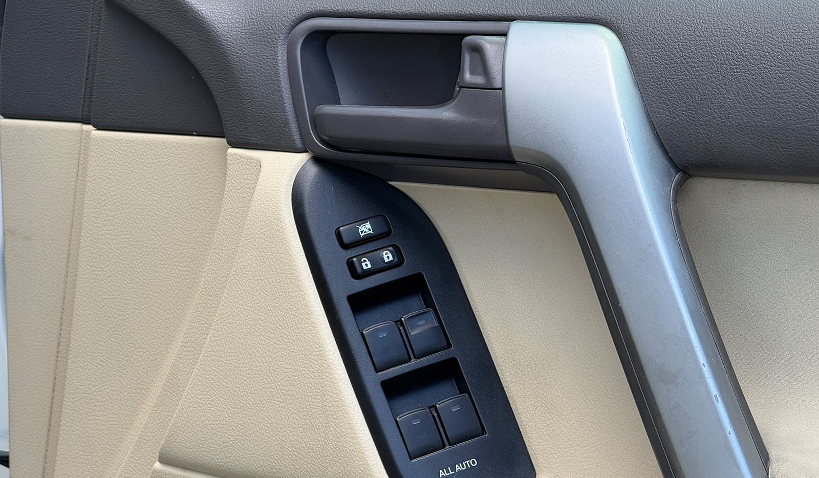 2016 Toyota Land Cruiser Prado TX image-12