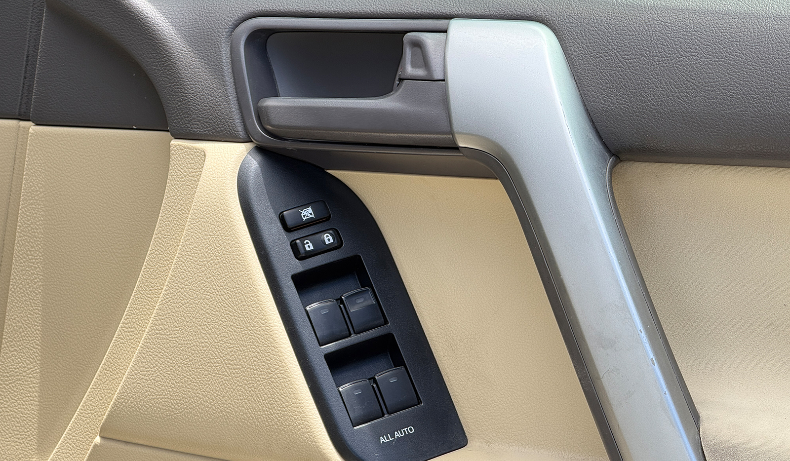 2016 Toyota Land Cruiser Prado TX image-13