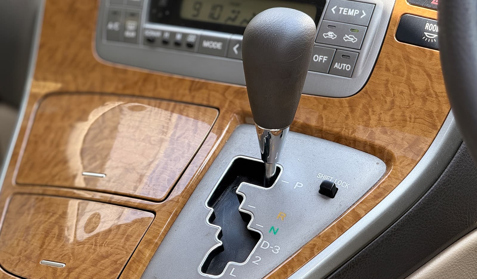2005 Toyota Alphard AX L image-9