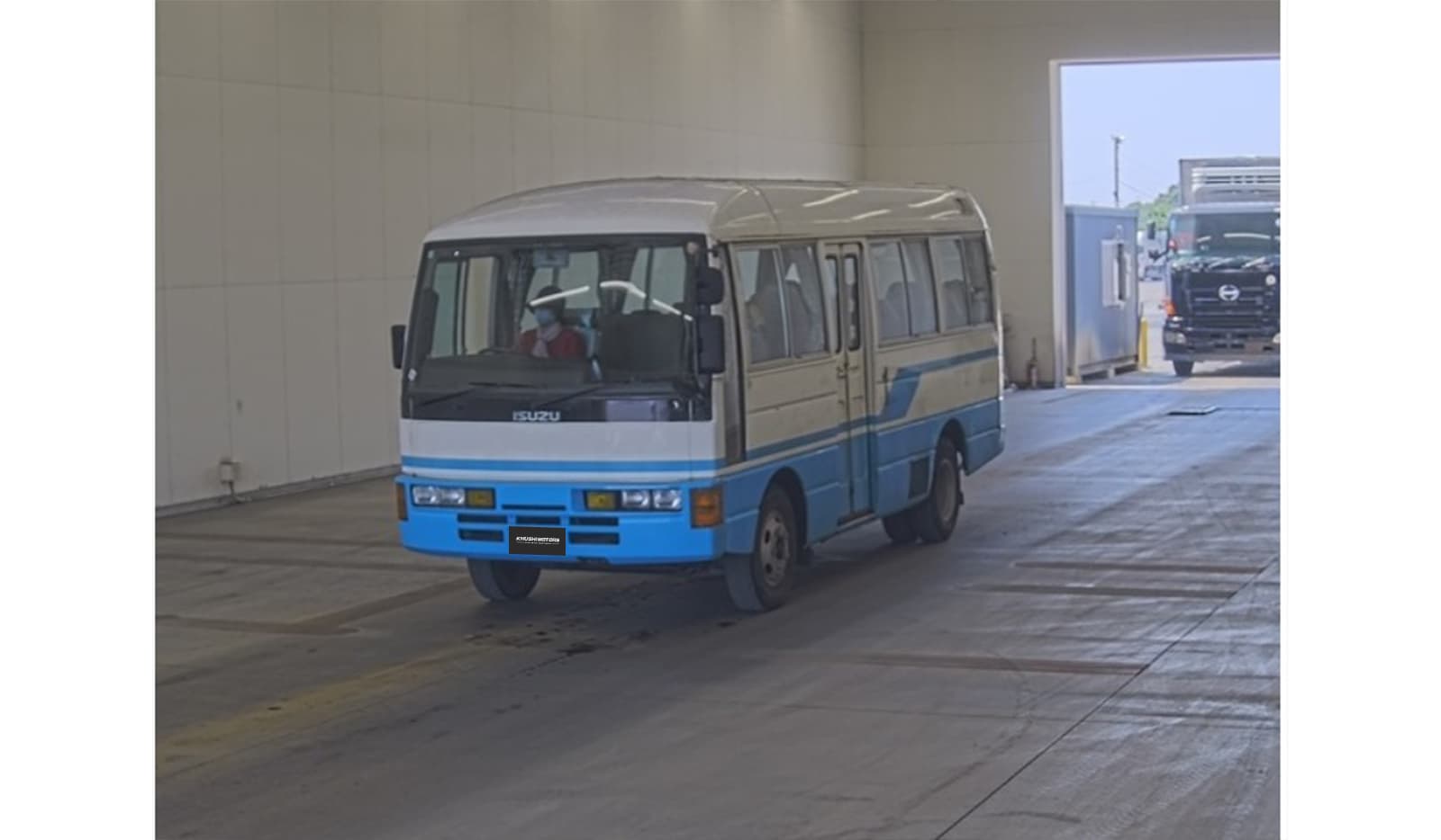 1995 Isuzu Journey Bus image-1