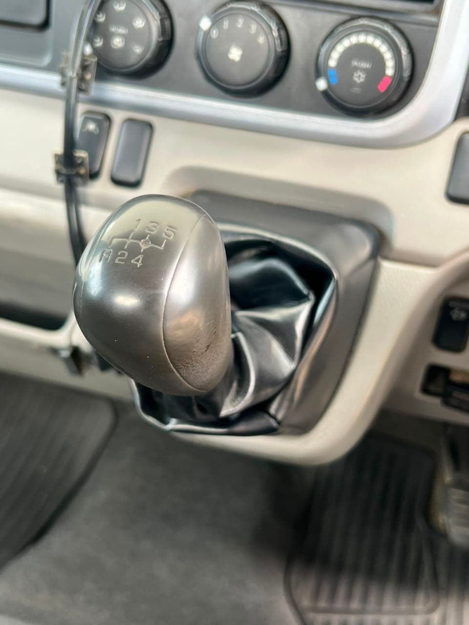 2018 Mitsubishi Canter 2.0 Ton image-10