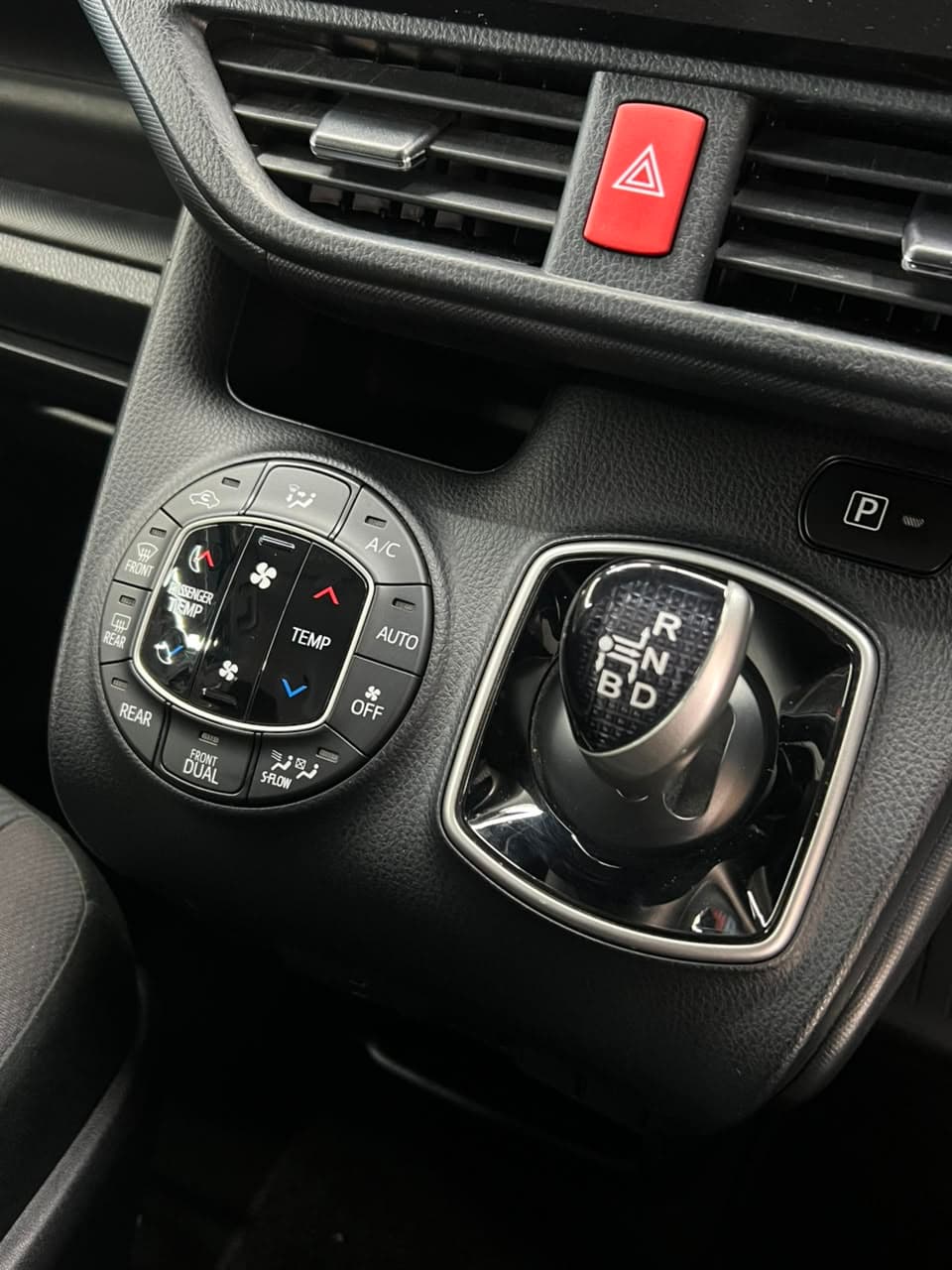 2019 Toyota Voxy HYBRID X image-9
