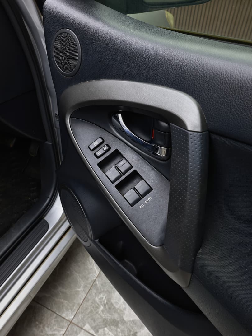 2009 Toyota Vanguard 240S image-13