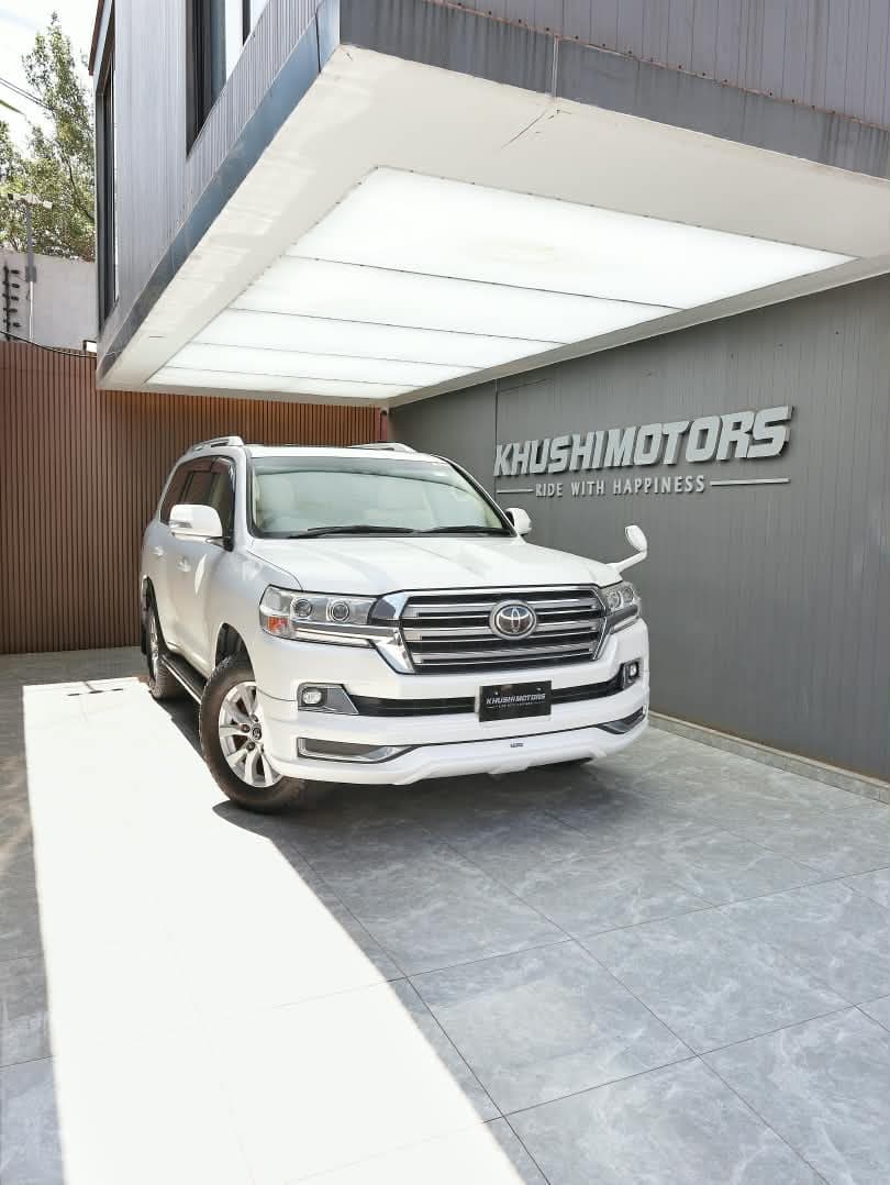 2017 Toyota Land Cruiser 200 image-1