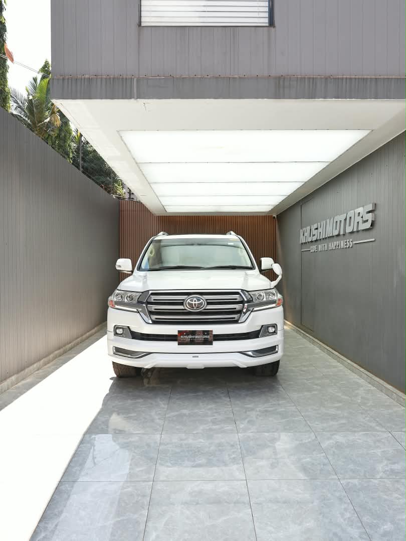 2017 Toyota Land Cruiser 200 image-2