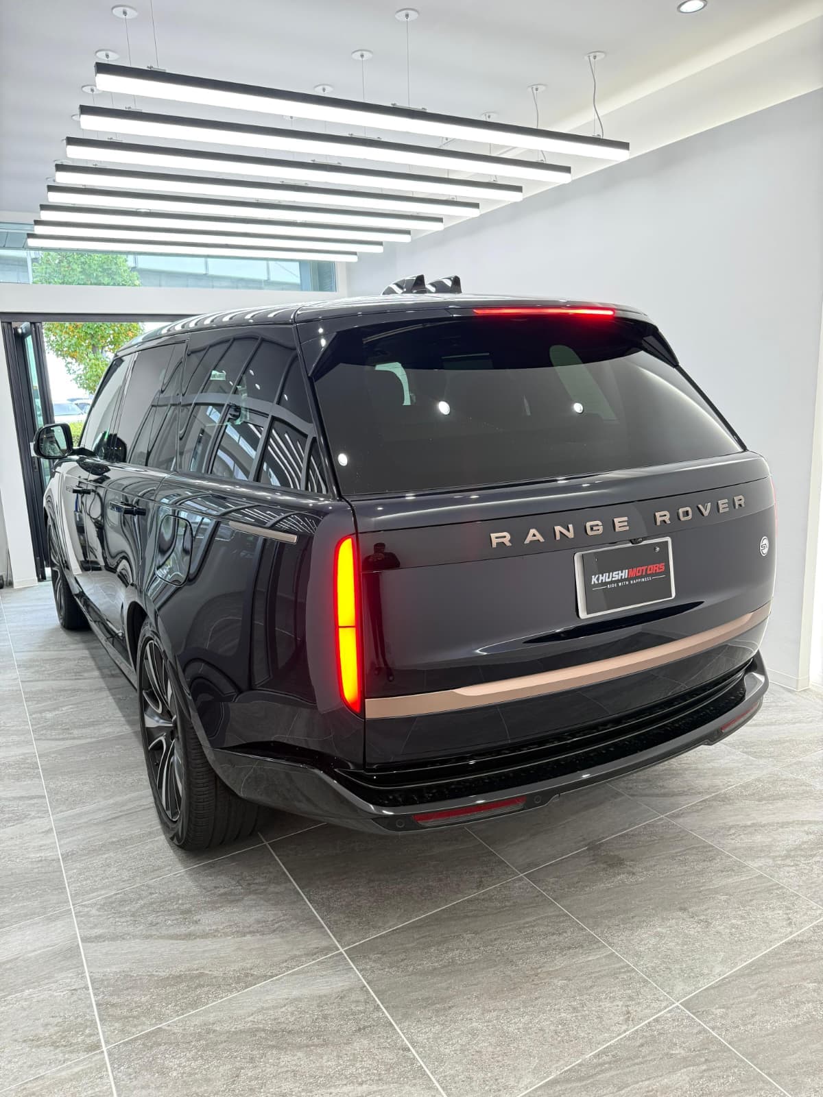 2023 Land Rover Range Rover SV P510E Standard Wheel image-6