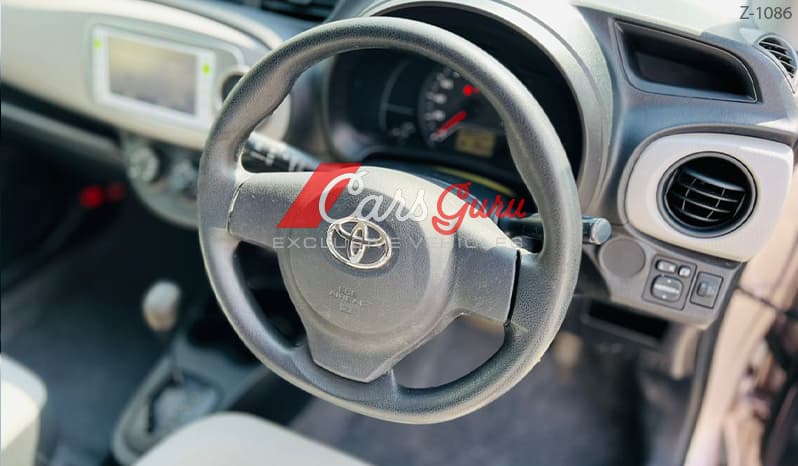 2012 Toyota Vitz image-2